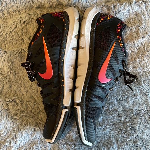 Nike Shoes - Picture 7 of 9